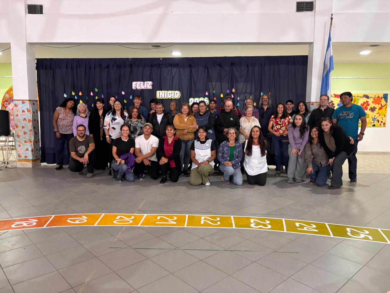 Grupo de estudiantes y docentes de las EPJAs